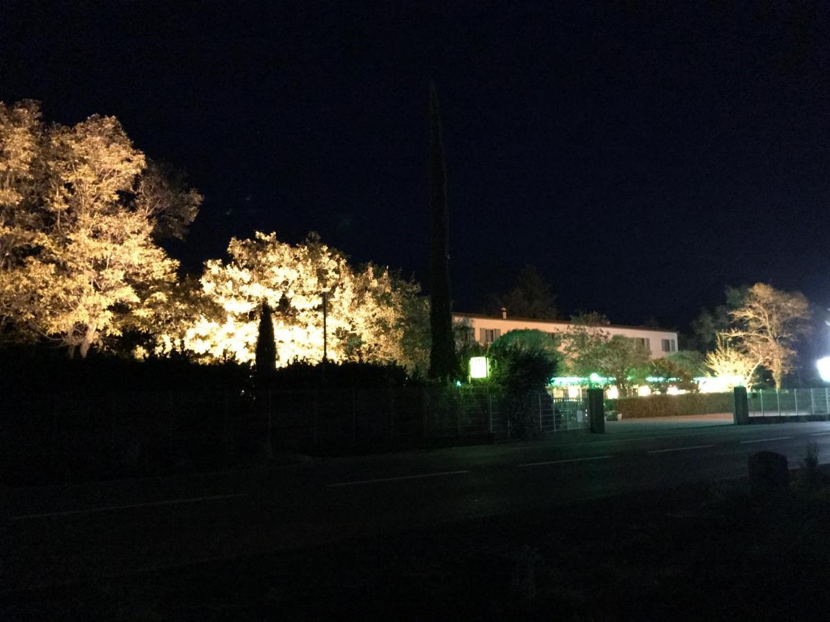 Hotel Les Chenes Sisteron Exteriör bild