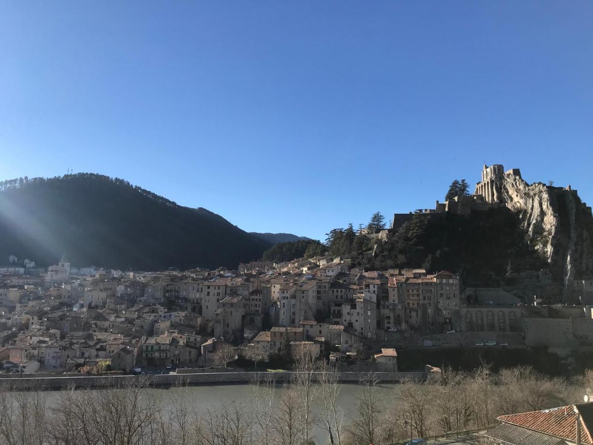 Hotel Les Chenes Sisteron Exteriör bild